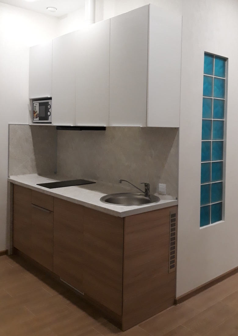 Фасады ЛДСП белый платиновый и горизонтальный дуб Холодильник барный встроенный Сочи мебель кухня